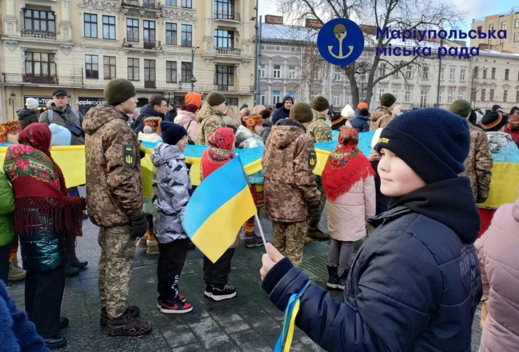 Маріупольці розгорнули найбільший прапорУкраїни у Львові (фото)