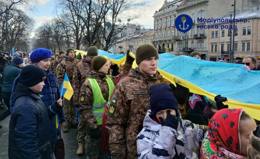 Маріупольцірозгорнули найбільший прапор України у Львові (фото)