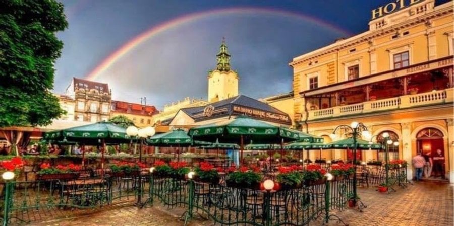 Летняя терраса Венской кофейни во Львове (Фото:ViennaCoffeeHouseLviv/facebook)
