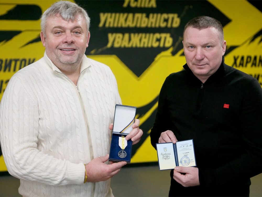 Колишній військовий комісар Львівщини передав сокиру і медаль від Залужного відомому Григорію Козловському