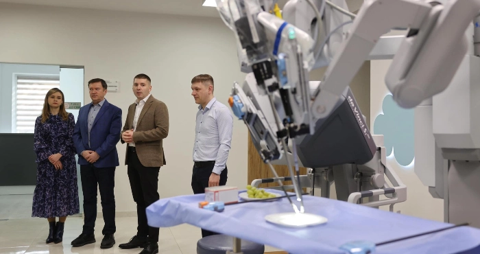 Дитячій лікарні Львова благодійники подарували робота-хірурга Da Vinci Si