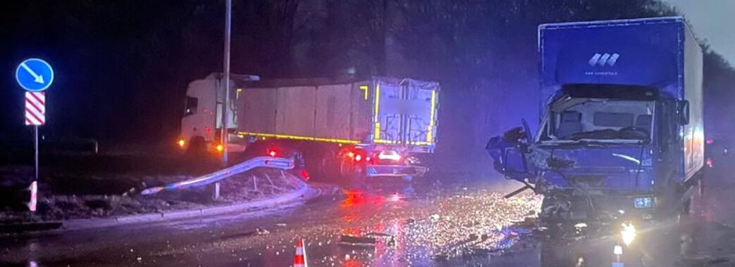 Учора ввечері поблизу Львова зіткнулися дві вантажівки