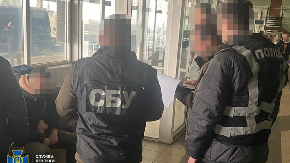 Мешканець Львівщини намагався підкупити прикордонника, щоб виїхати за кордон