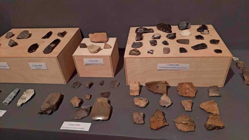 Українські науковці показали артефакти трипільської культури, знайденіна Львівщині та Прикарпатті