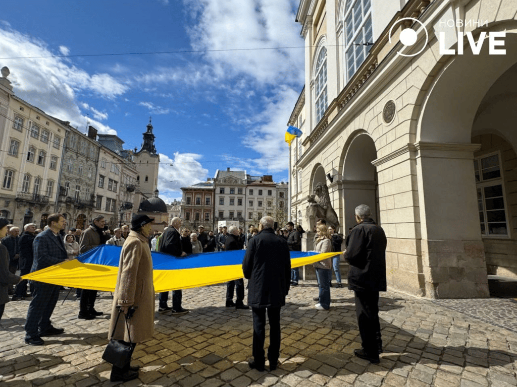 Во Львове отпраздновали 34-ю годовщину поднятия флага над ратушей — репортаж Новости.LIVE