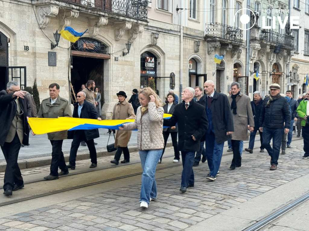 Во Львове отпраздновали 34-ю годовщину поднятия флага над ратушей — репортаж Новости.LIVE