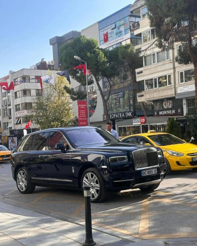 Машина на львівській реєстрації на вулиці у Туреччині