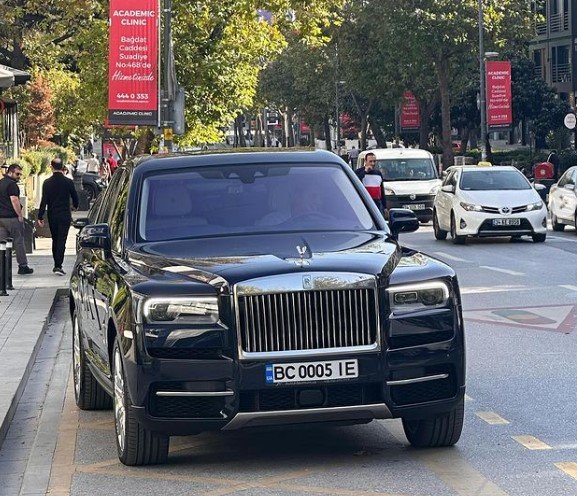 У центрі Львова помітили Rolls Royce за пів мільйона доларів – 01