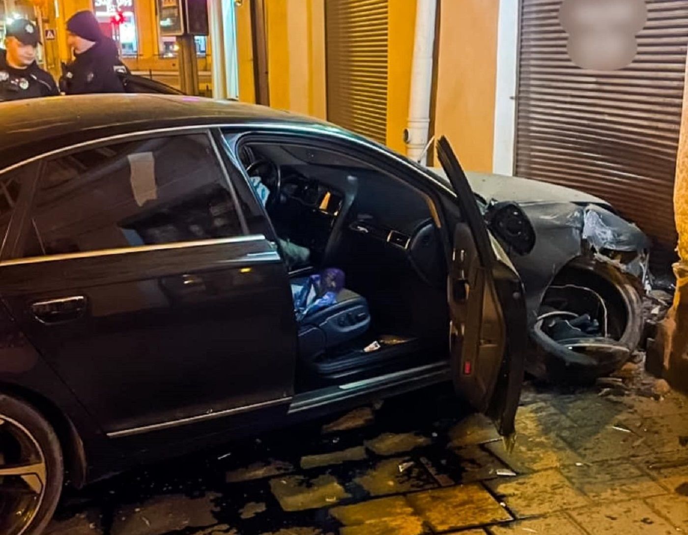 Суд покарав п’яного водія, який зніс паркан та в’їхав у магазин у центрі Львова