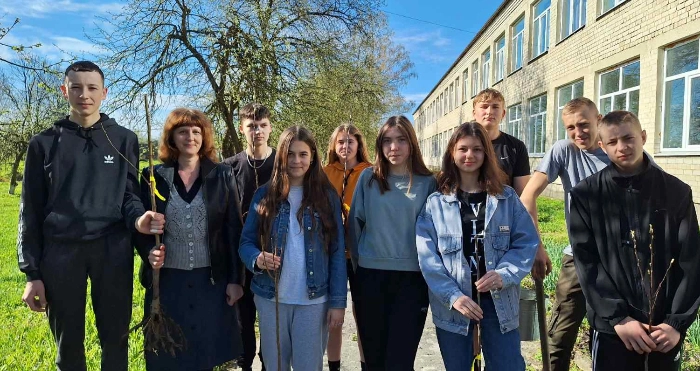 Випускники Олеського ліцею висадили дерева на шкільній території