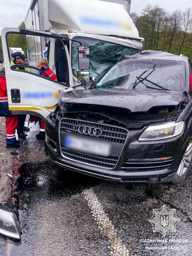Фото Audi Q7 та вантажівки на місці аварії