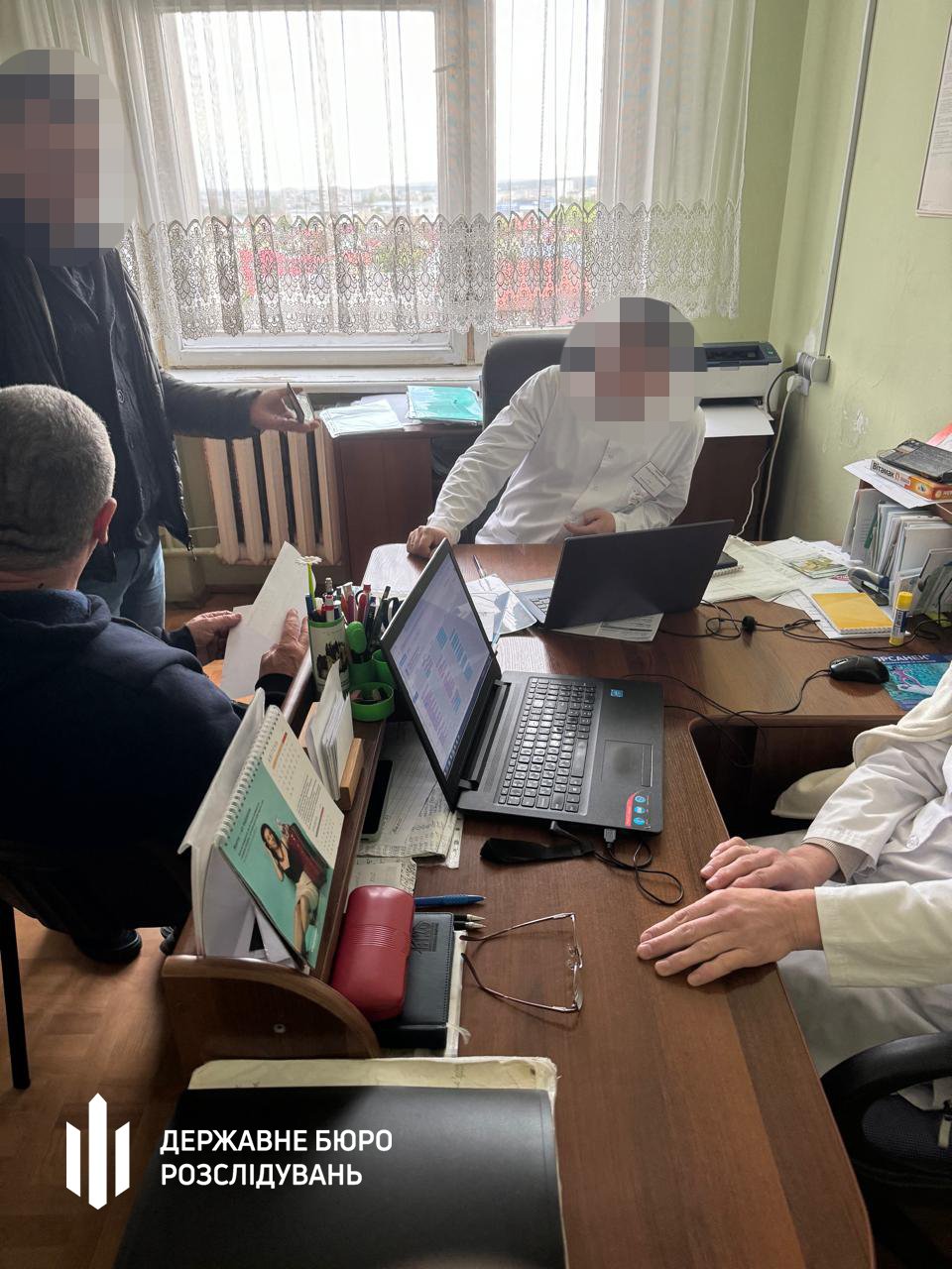 ДБР викрило злочинну схему у Львові: лікарі за хабарі підробляли інвалідність військовозобов'язаним 2