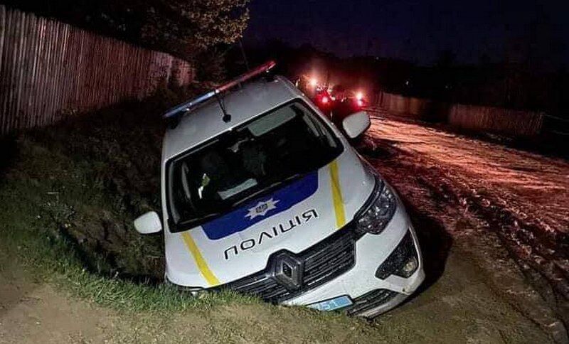 На Львівщині авто поліції вилетіло в кювет під час погоні (ВІДЕО)