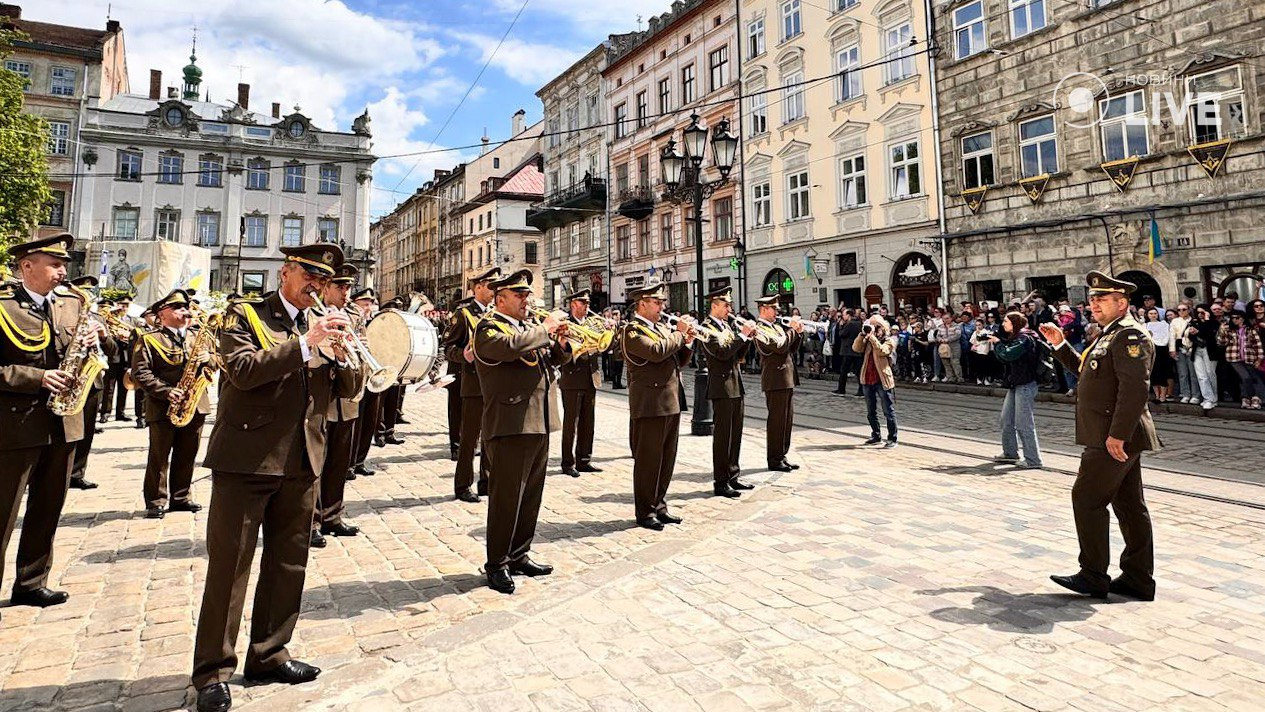 Львовские курсанты торжественно прошли по площади Рынок ко Дню города - фото 1