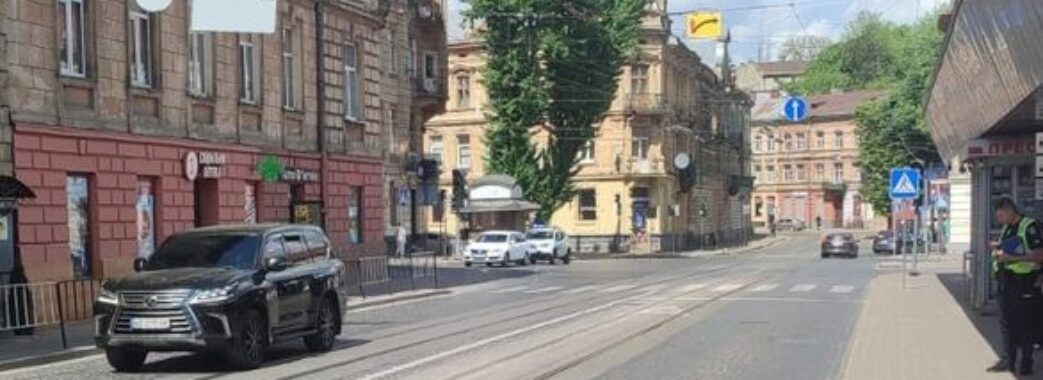 У Львові водій «Шкоди» збив жінку, яка виходила з трамваю