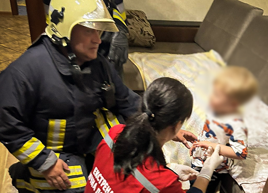 У Дрогобичі рятувальники вивільнили палець 3-річного хлопчика з меблевої завіси