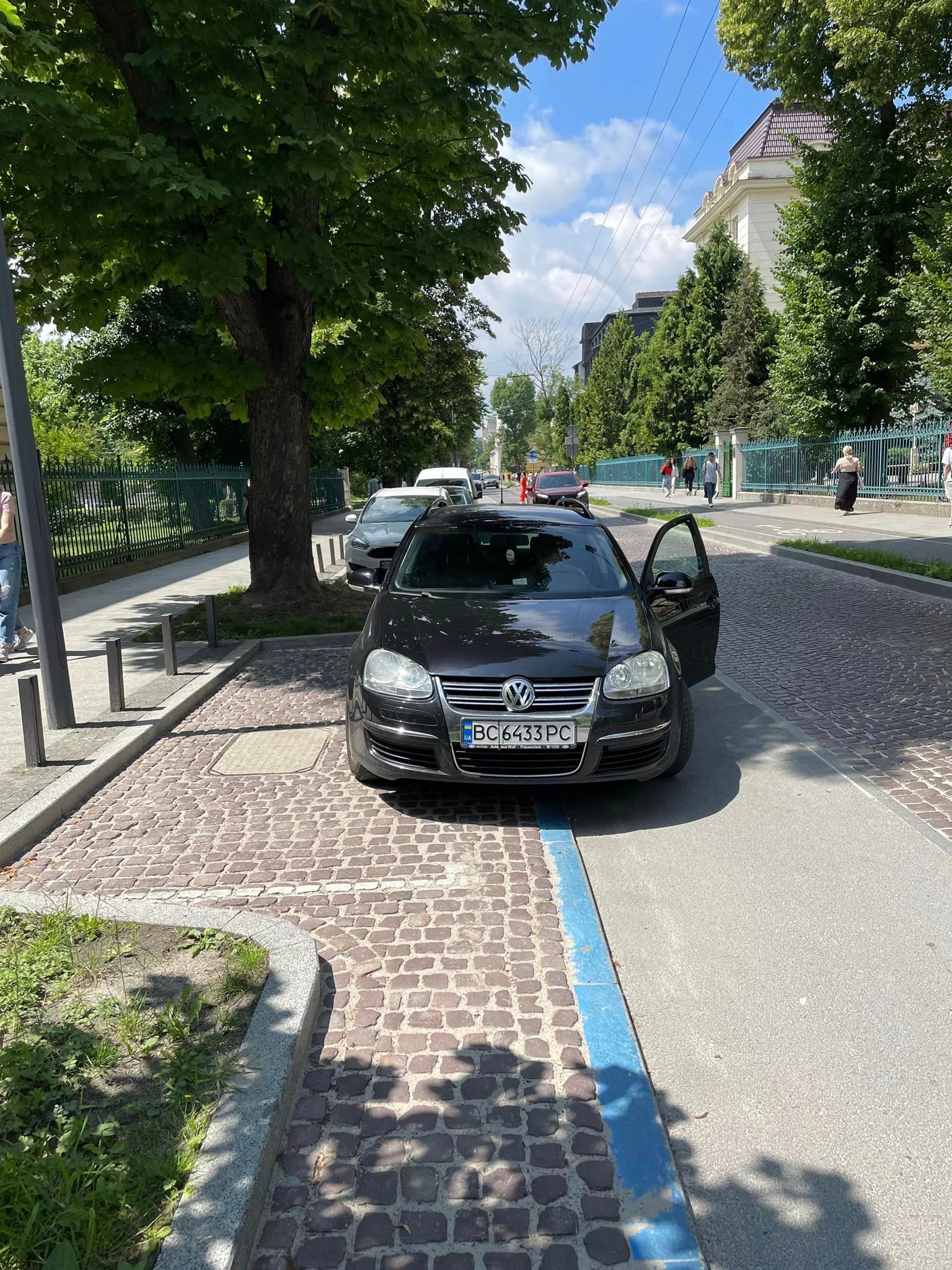Водій автомобіля припаркувався на велодоріжці, хоча поруч розміщена кишеня для паркування