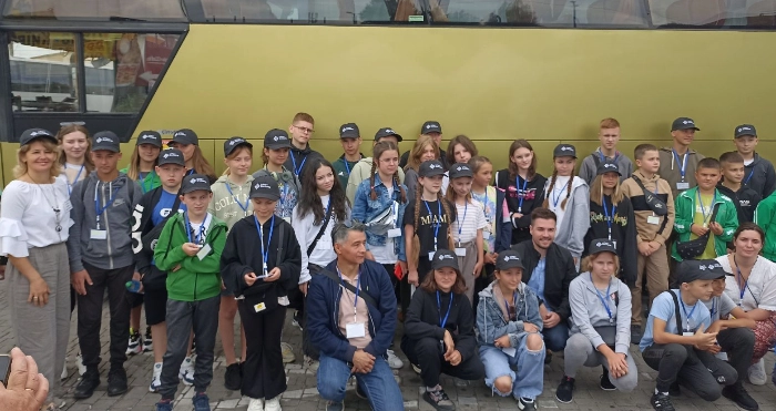 Група дітей із Львівщини вирушили у туристичну подорож до Франції